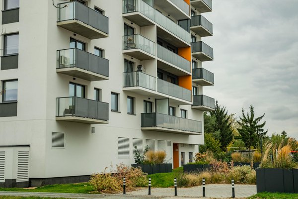 Stratégies implacables pour maximiser vos économies et bâtir votre apport immobilier